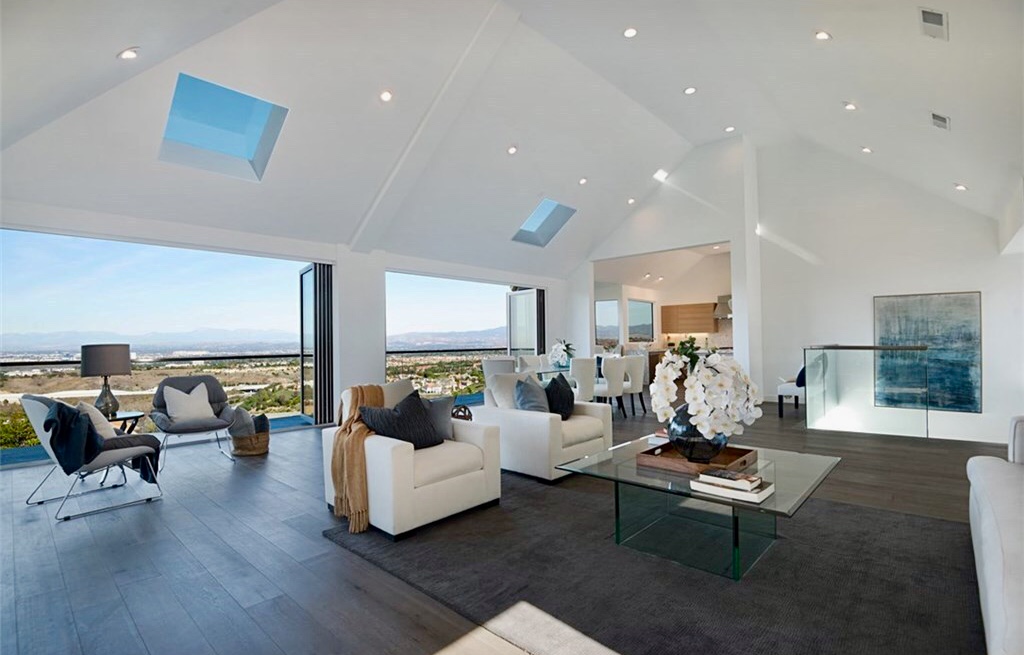 H E S High End Staging